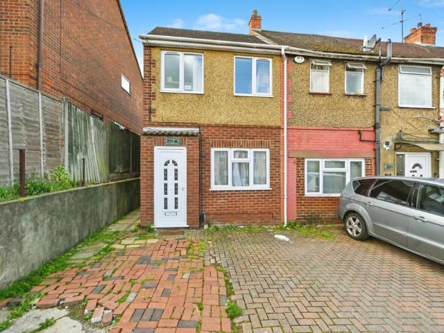 Flat for sale in Spring Park, Luton