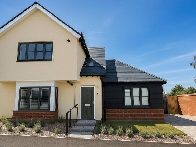 Flat for sale in Chelmondiston, Suffolk