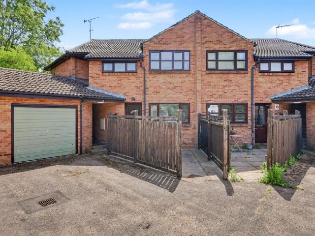 Flat for sale in Laindon, Essex