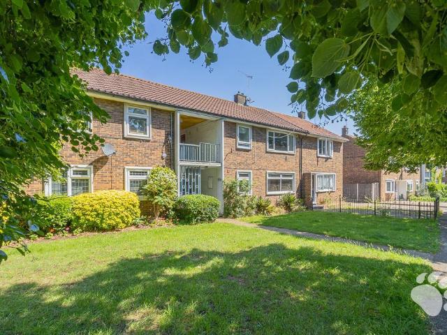 Flat for sale in Lee Chapel, Essex
