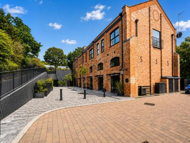 Flat for sale in St Albans, Five Acres