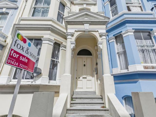 Flat for sale in Bohemia, Guestling Green