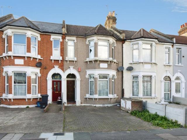 Flat for sale in Newbury Park, Greater London