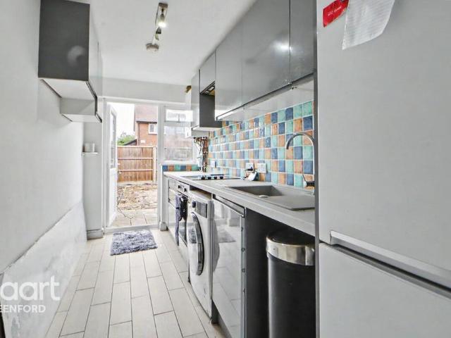 Flat for sale in London Borough of Ealing, Greenford
