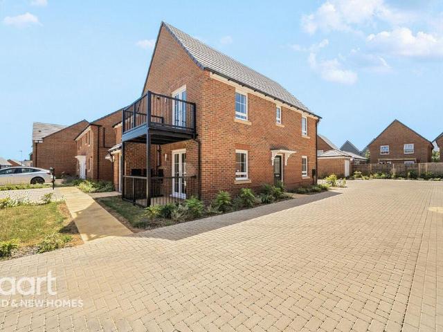 Flat for sale in Finchampstead