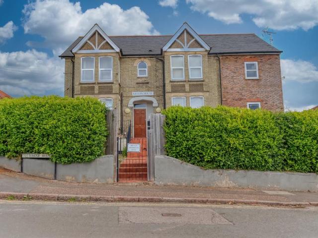Flat for sale in Totteridge, Cressex