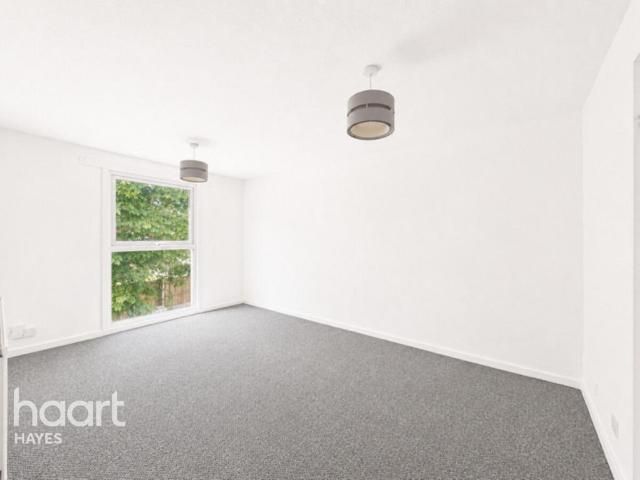 Flat for sale in Yeading, Greater London