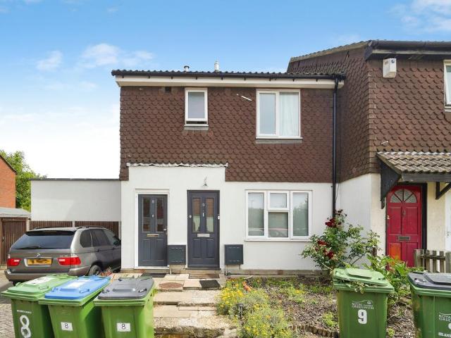 Flat for sale in Thamesmead, Greater London