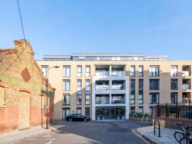 Flat for sale in West Kensington, Greater London