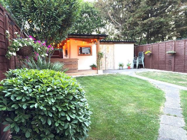 Flat for sale in Dagenham, Becontree Heath