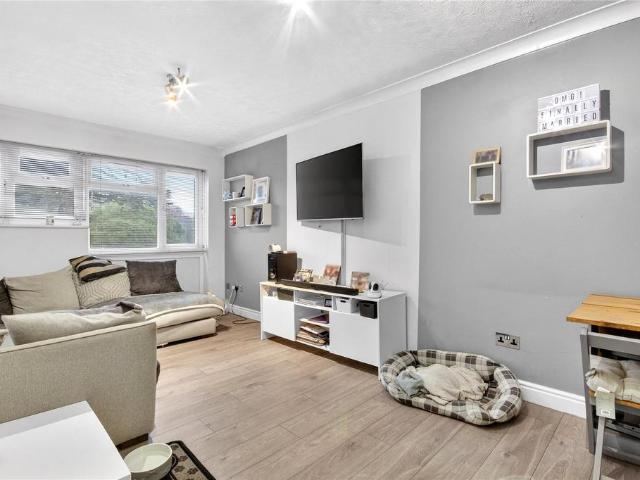 Flat for sale in Easthampstead, Bracknell