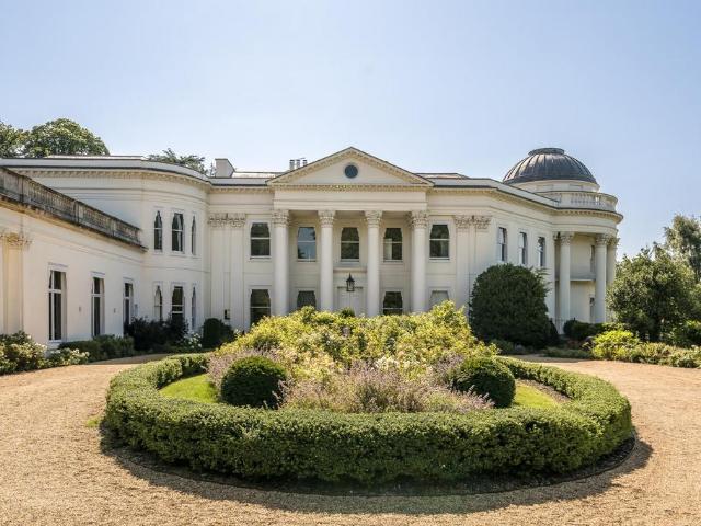 Flat for sale in Elmstead, Greater London