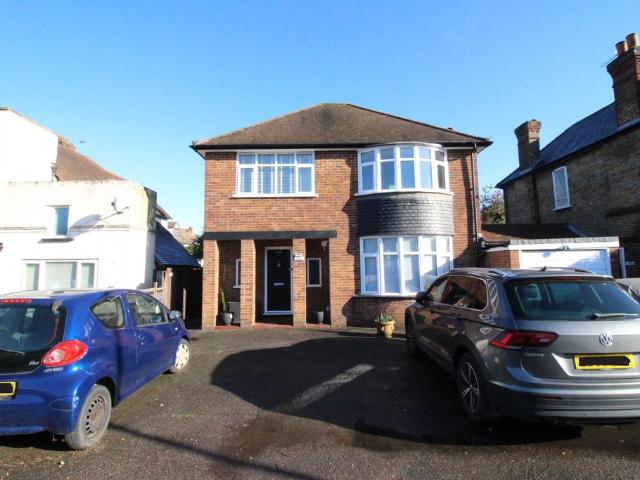 Flat for sale in Worcester Park, Greater London