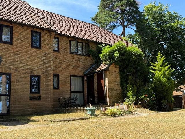 Flat for sale in Heol-las, Surrey