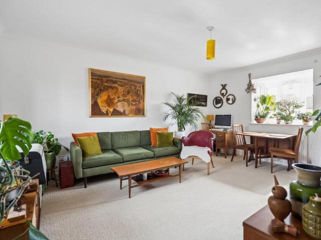 Flat for sale in Connaught Park, Bushey
