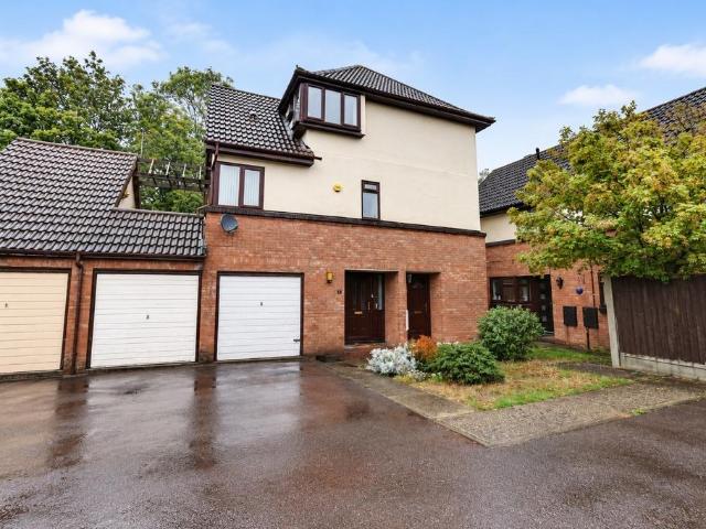 Flat for sale in Langdon Hills, Essex