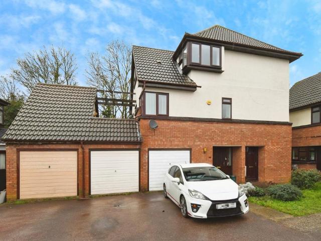 Flat for sale in Langdon Hills, Essex