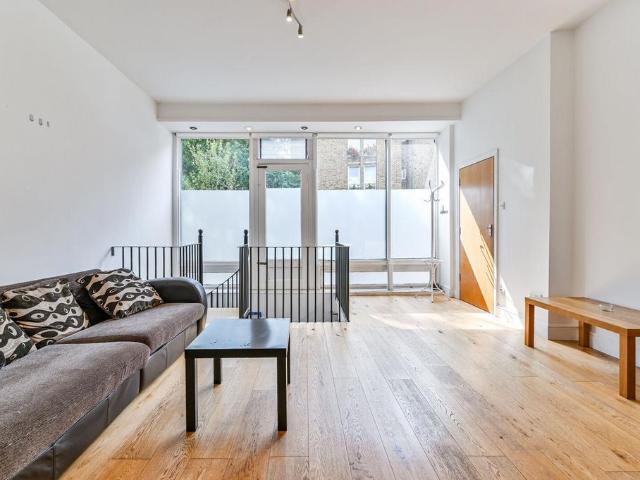 Flat for sale in Islington, Canonbury