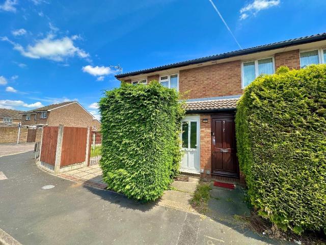 Flat for sale in Harold Wood, Greater London