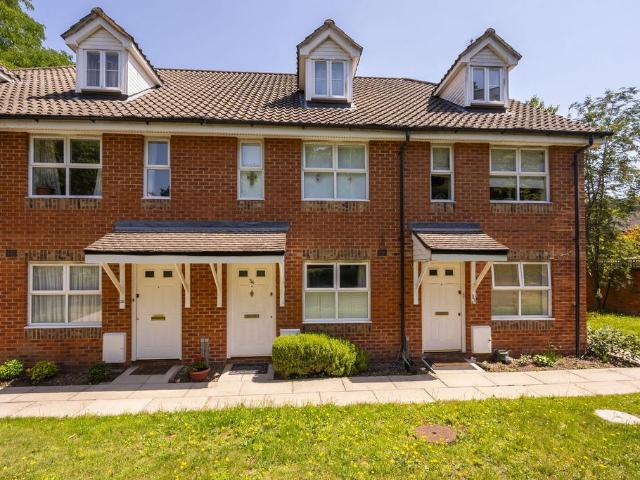 Flat for sale in Southfields, Greater London