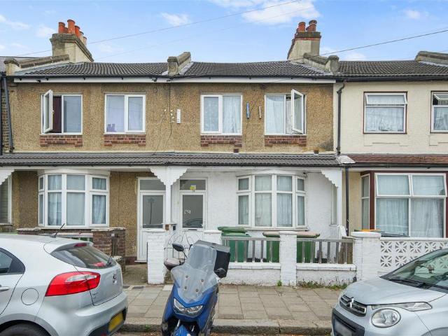 Flat for sale in Plaistow, Greater London