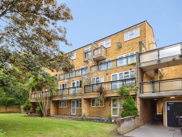 Flat for sale in Penge, Greater London