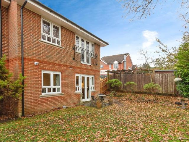 Flat for sale in Heol-las, Surrey