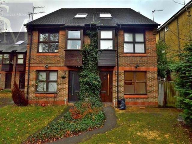Flat for sale in Snaresbrook, Greater London