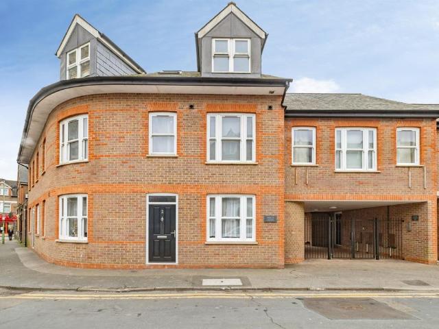 Flat for sale in North Watford, Hertfordshire