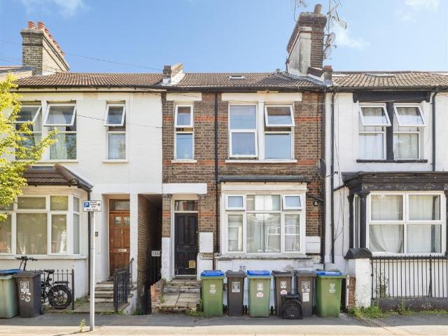 Flat for sale in North Watford, Hertfordshire