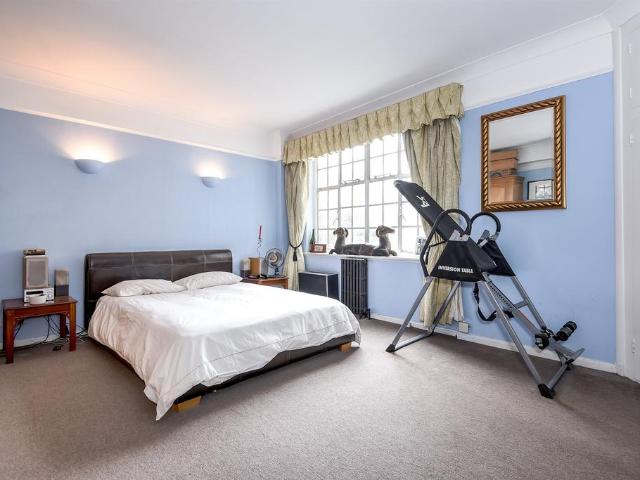 Flat for sale in Brompton, Greater London