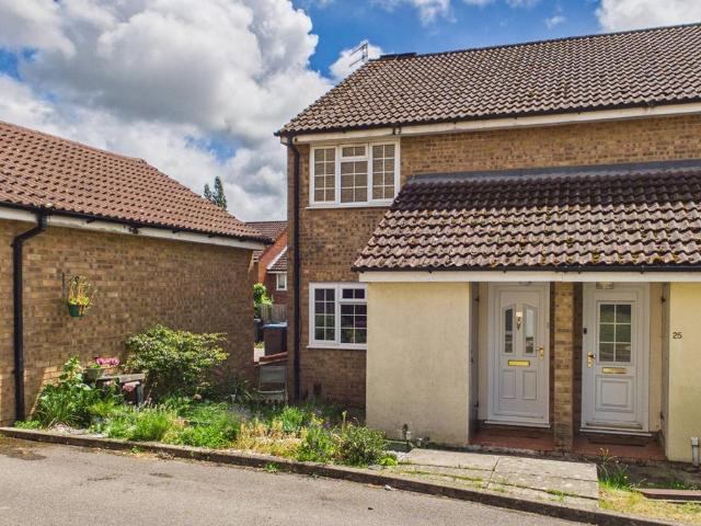 Flat for sale in Bourne End, Pouchen End