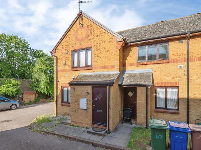 Flat for sale in Badgers Dene, Grays
