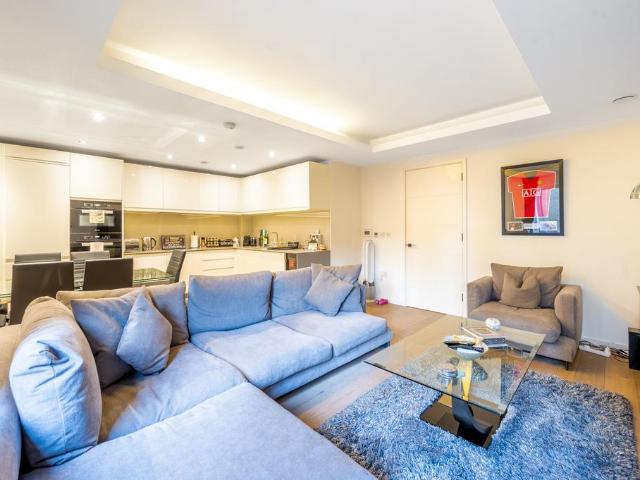 Flat for sale in West Kensington, Greater London