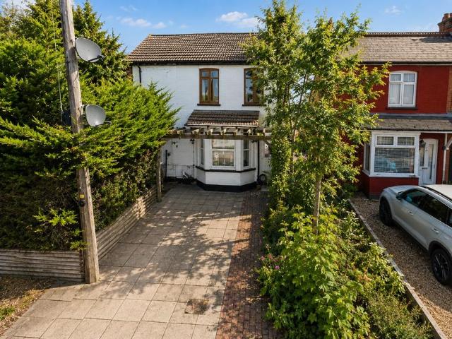Flat for sale in Five Acres, Hertfordshire