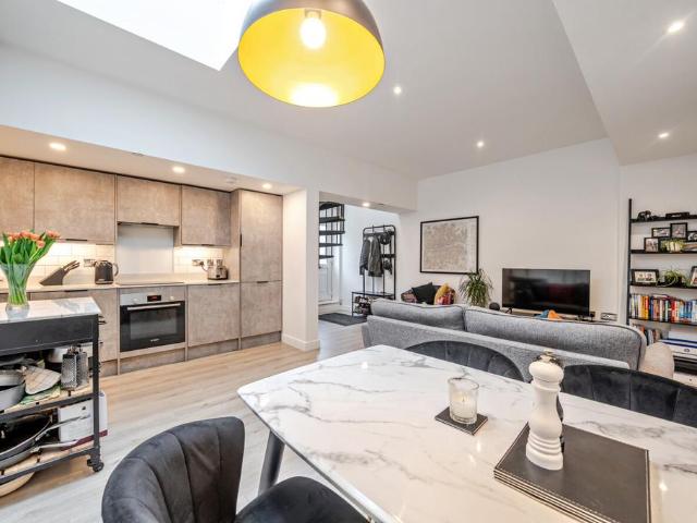 Flat for sale in London Borough of Merton, Merton Park