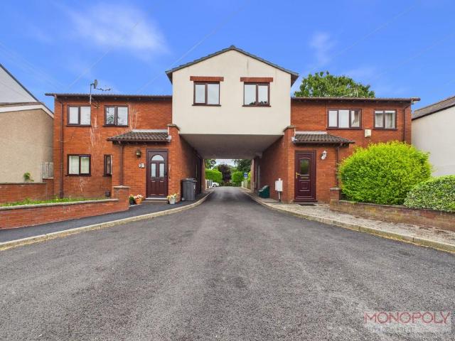Flat for sale in Lavister, Wales