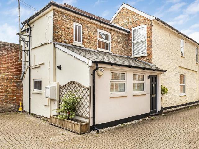 Flat for sale in Fole, Surrey