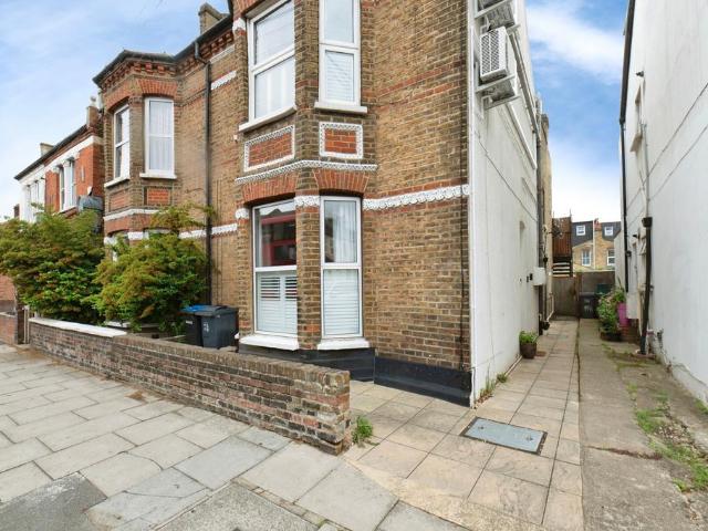 Flat for sale in London Borough of Merton, South Wimbledon
