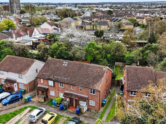 Flat for sale in Oad Street, Kent