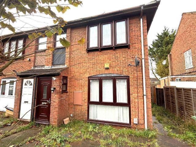 Flat for sale in Spring Park, Luton