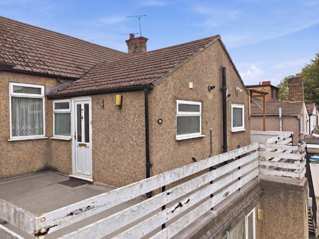 Flat for sale in Grays, Essex