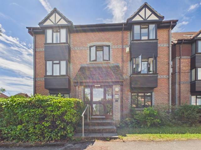 Flat for sale in Dee Park, Reading