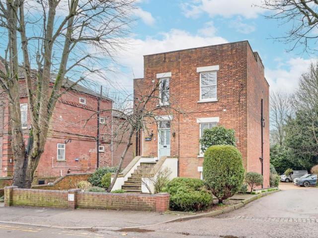 Flat for sale in St Albans, Five Acres