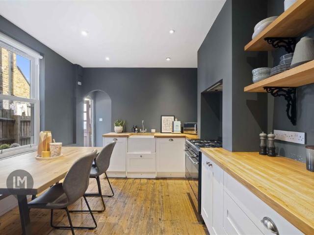 Flat for sale in Earlsfield, Greater London