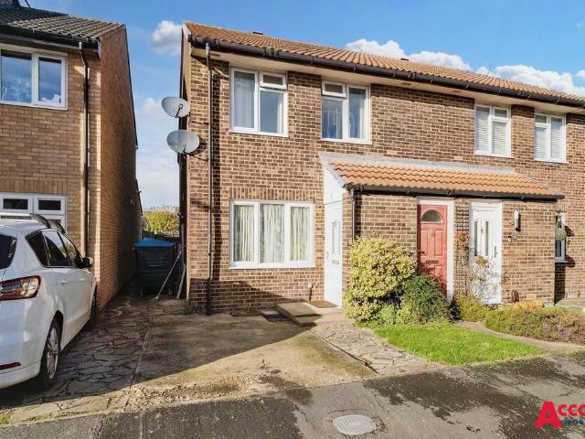 Flat for sale in Harold Wood, Greater London
