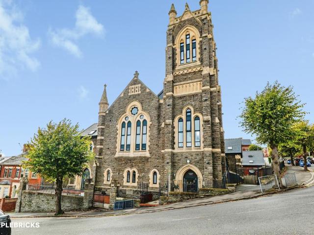 Flat for sale in The Knap, Barry