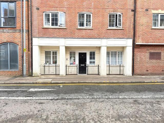 Flat for sale in Spring Park, Luton