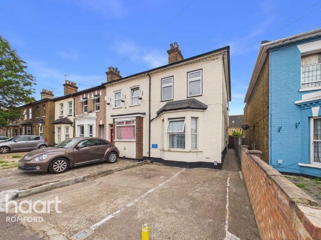 Flat for sale in Rush Green, Greater London
