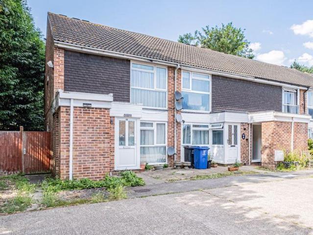 Flat for sale in Hatch End, Greater London